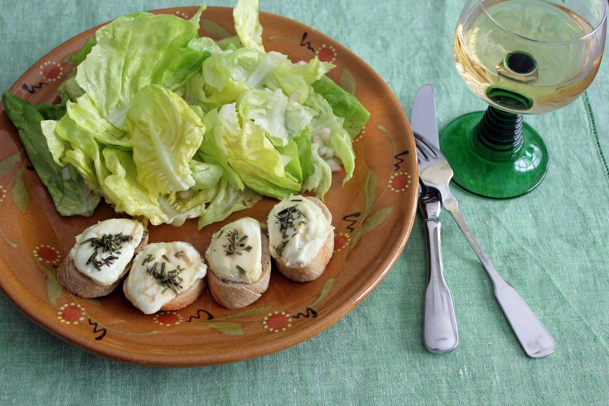 Grüner Salat mit warmen Ziegenkäse Croutons - guuglhupf