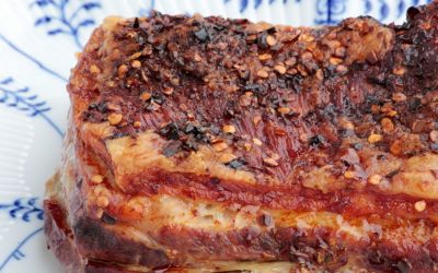 Knuspriger Schweinebauch mit Pflaumensauce