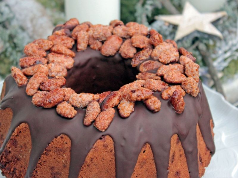 Gugelhupf mit gebrannten Mandeln