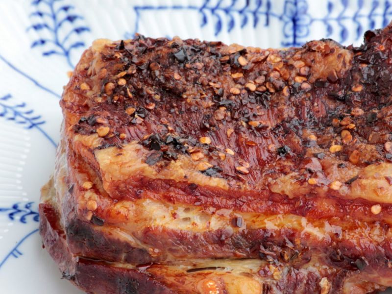 Knuspriger Schweinebauch mit Pflaumensauce